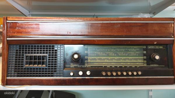 Старомодное радио и проигрыватель винила (фото #1)
