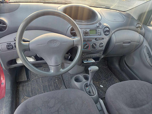 Toyota Yaris (5 foto / 5)