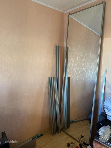 Зеркальная раздвижная дверь в алюминиевой раме (фото #1)