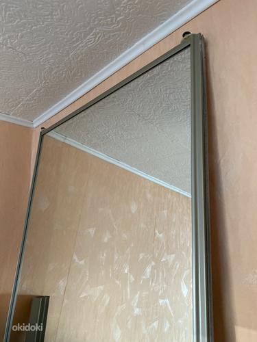 Зеркальная раздвижная дверь в алюминиевой раме (фото #2)