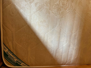 Voodi madratsiga (4 foto / 6)