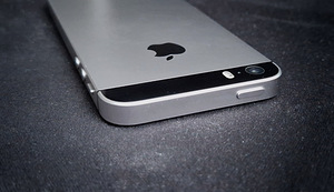 iPhone SE Space Gray 32 GB 2016 (4 foto / 7)