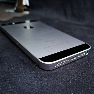 iPhone SE Space Gray 32 GB 2016 (6 foto / 7)