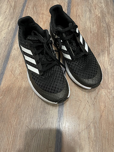 Кроссовки Adidas (1 фото из 2)