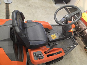 Продается подержанный райдер Husqvarna R 216T AWD (2 фото из 8)