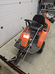 Продается подержанный райдер Husqvarna R 216T AWD (3 фото из 8)