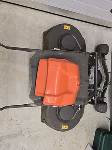 Продается подержанный райдер Husqvarna R 216T AWD (4 фото из 8)