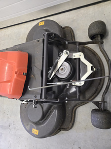 Продается подержанный райдер Husqvarna R 216T AWD (7 фото из 8)