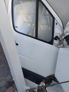 MercedesBenz Sprinter esiuksed (2 foto / 3)