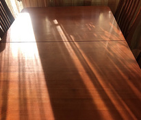 Naturaalsest puidust valmistatud laud ja toolid
