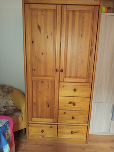 Деревянный шкаф (2 фото из 2)