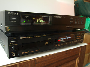 CD-плеер Pioneer, тюнер Sony. (3 фото из 4)