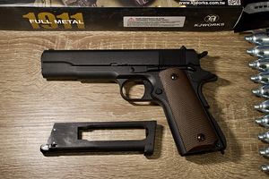 UUS KJW Colt M1911 Airsoft 6mm püstol CO2 Blowback (2 foto / 6)