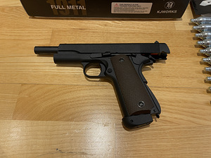 UUS KJW Colt M1911 Airsoft 6mm püstol CO2 Blowback (7 foto / 10)