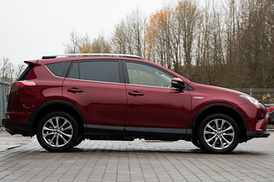 Toyota RAV4 Premium 2018a 2.5 114kw nelikvedu (3 foto / 15)