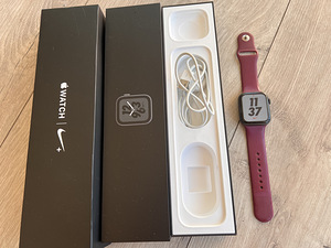 Apple Watch 4 44mm Nike+ Space Gray (1 foto / 3)