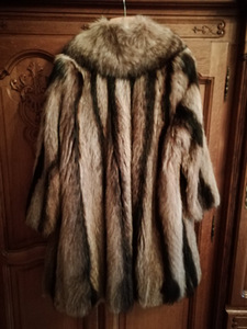 Шуба (енот) L (2 фото из 3)
