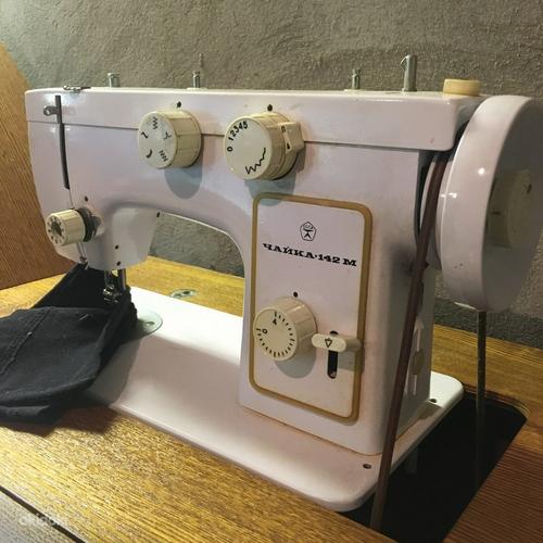 Ретро-швейная машина Чайка 142М (фото #1)