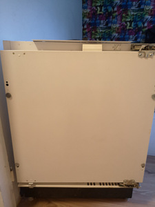 Встроенный холодильник Whirlpool (3 фото из 3)