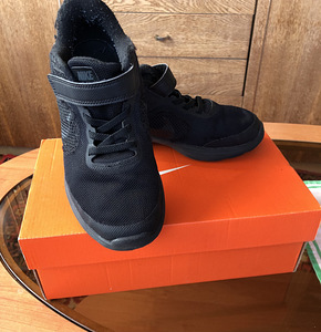 Nike кроссовки р.33 (1 фото из 2)