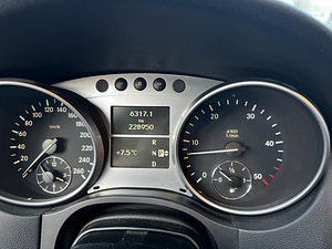 Mercedes Benz ML320 2006 228k km (9 foto / 11)