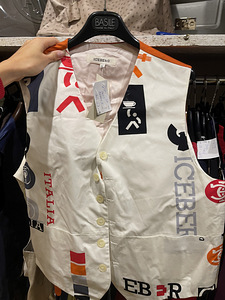 Versace vest, Armani teksad, Moschino püksid (4 foto / 7)