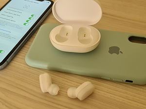 Apple iPhone XR 64GB Blue, Xiaomi Buds (5 foto / 7)