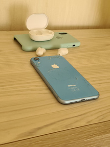 Apple iPhone XR 64GB Blue, Xiaomi Buds (7 foto / 7)