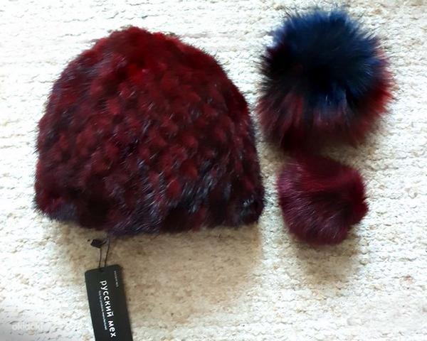 Бордовая шапка из вязаной норки со сменными помпонами, новая (фото #5)