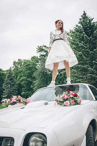 Короткое свадебное платье (2 фото из 9)