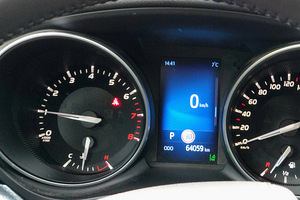 Toyota Avensis Active plus Navi 1.8 108kW (3 foto / 12)