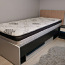 Кровать с матрасом и прикроватной тумбочкой (фото #1)