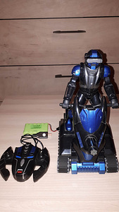 Tank koos robotiga pildiga. (2 foto / 2)