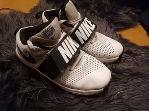 Кроссовки Nike (1 фото из 3)