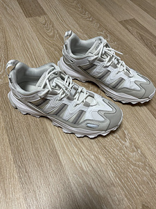 Adidas Originals Hyperturf trainers in triple white (2 foto / 6)
