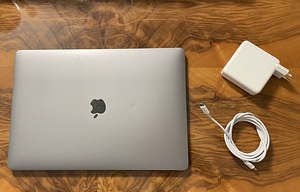 Macbook Pro 2019 15" Intel i9 4GB Radeon Pro 560X 16GB RAM (6 foto / 7)