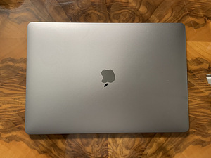 Macbook Pro 2019 15" Intel i9 4GB Radeon Pro 560X 16GB RAM (7 foto / 7)