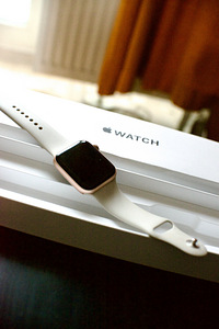 Müüa Apple Watch SE 44 mm Gold aluminium case (2 foto / 3)