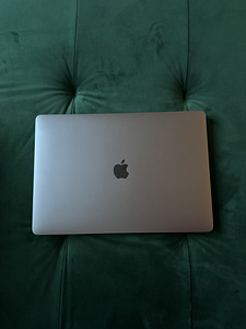 MacBook Pro 15-inch 2018 - i9, 32GB, 256GB (2 foto / 5)