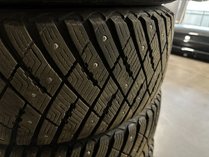 Зимние диски 18" VW оригинал + шипы Goodyear (6 фото из 6)