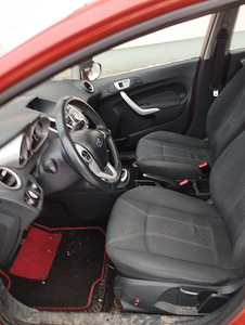Ford Fiesta 2011 (2 foto / 7)