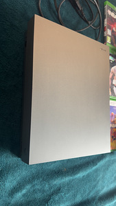 Xbox one x + mängud (2 foto / 2)