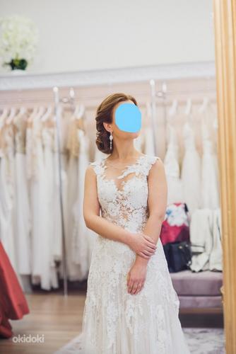 Изящное свадебное платье со шлейфом (фото #1)