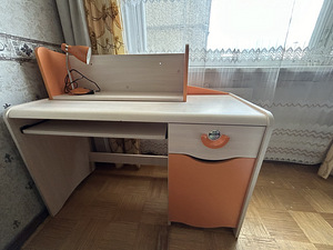 Kirjutuslaud, riiul ja lamp (3 foto / 3)