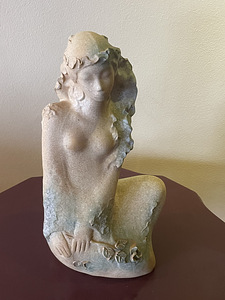 Naima Uustalu skulptuur - Naine roosiga (2 foto / 2)