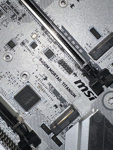 B450M Mortar Titanium + Ryzen 2600x + DDR4 32GB 3200 CL16 (4 foto / 4)