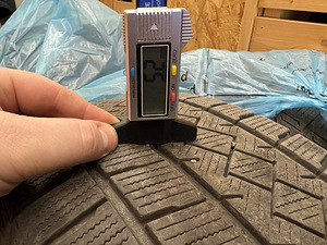 Pirelli Ice Zero Asimmetrico 235/45 R18 M+S (5 foto / 5)