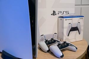 Playstation 5 + 2 Dualsense (CFI-1016A) (2 foto / 3)