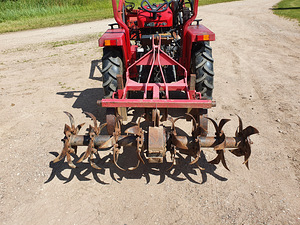 Traktor JINMA-224 laaduri ja mullafreesiga (4 foto / 4)
