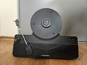 Blaupunkt VT100BK on vertikaalne vinüülplaadimängija koos BT (1 foto / 5)